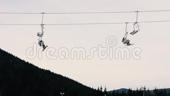 人们在冬季滑雪场的雪坡上滑雪和滑雪板雪山上的滑雪电梯滑雪场冬季活动20视频的预览图