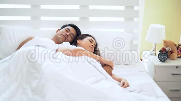 一对甜蜜的情侣睡在床上视频的预览图