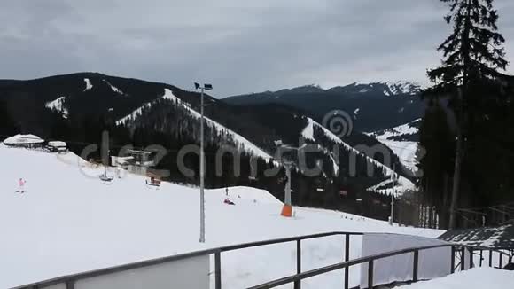 人们在冬季滑雪场的雪坡上滑雪和滑雪板雪山上的滑雪电梯滑雪场冬季活动20视频的预览图