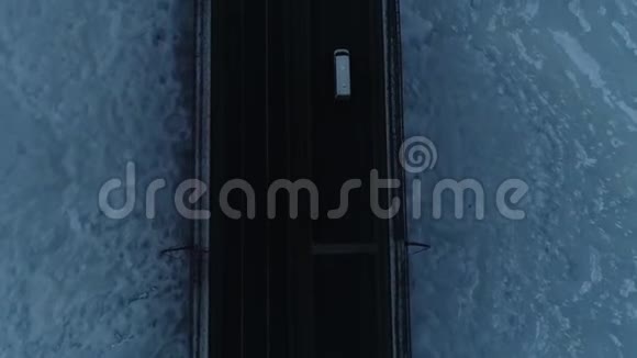 一条覆盖着冰的河流长长的桥上挤满了交通空中射击视频的预览图