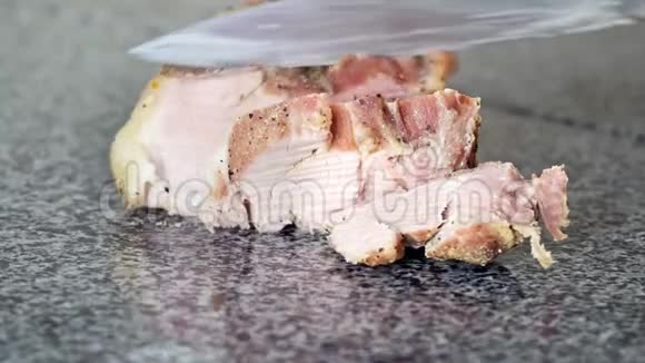 厨师切肉牛肉片为烹饪做准备视频的预览图