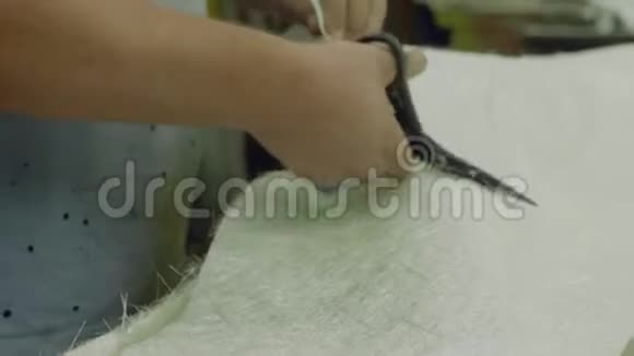 人类切割白色合成材料的手视频的预览图