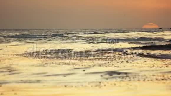 日落于波涛汹涌的大海视频的预览图