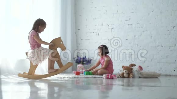 两个女孩在家玩视频的预览图