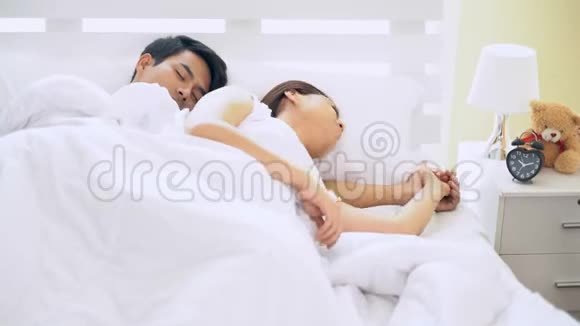 一对甜蜜的情侣睡在床上视频的预览图