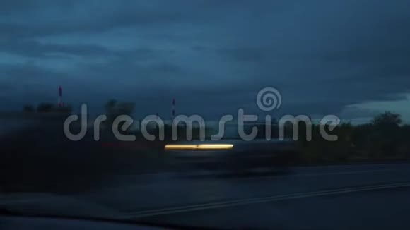 夜间从车窗到工厂管道的视野视频的预览图