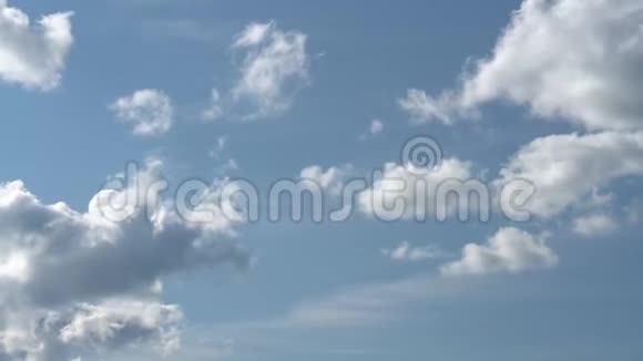 只有夏天的蓝天上有两层移动的灰色云全高清延时镜头视频的预览图