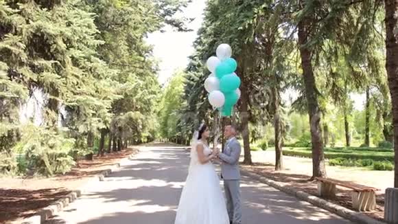新婚快乐带着气球在公园里散步视频的预览图
