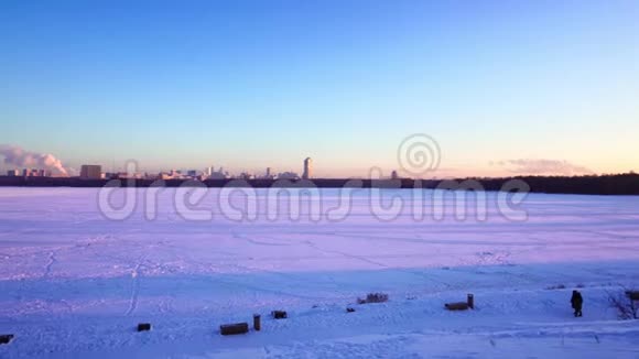冬季莫斯科城市景观日落全景斯特罗基诺地区漫滩视频的预览图