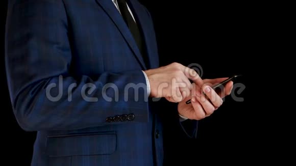 特写镜头侧视穿着漂亮西装的男商人用智能手机触摸触摸屏视频的预览图