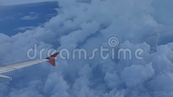 傍晚乌云和部分机翼从飞机的窗口视频的预览图