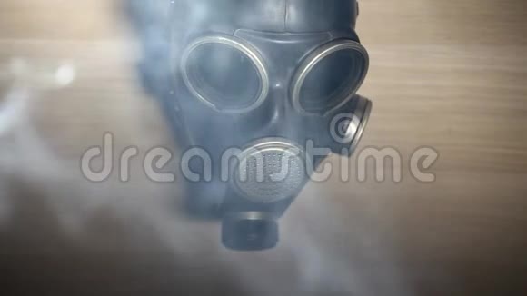 防毒面具烟雾木制背景无高清镜头视频的预览图