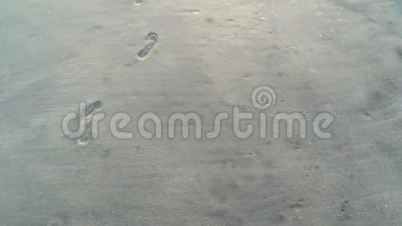 沙滩上的文字演变正被海浪冲走签名概念人类来自水视频的预览图
