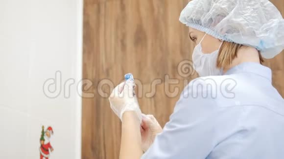 美容诊所的女人专家收集注射器中的物质视频的预览图