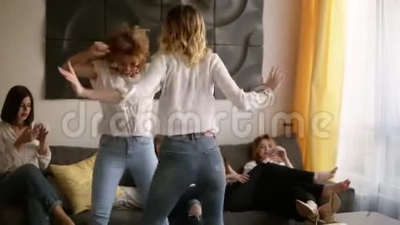 母鸡聚会六个迷人的女孩在一起玩得很开心两个女孩疯狂地跳舞同款休闲服视频的预览图