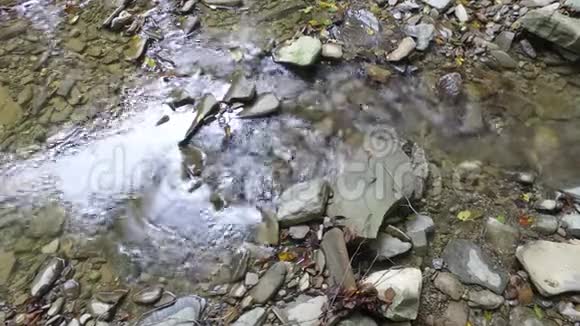 用石头封闭河流背景视频的预览图