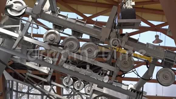 带旋转轮的金属圆形机构电梯到山上视频的预览图
