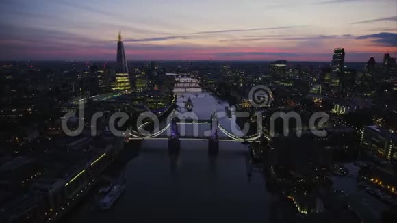 夜间空中无人机全景伦敦市中心城市景观泰晤士河上明亮的灯光视频的预览图
