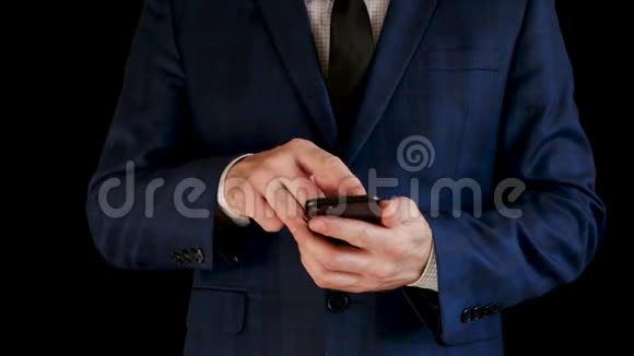特写镜头一位穿着漂亮西装的男性商人正在使用智能手机工作触摸触摸屏缔约国视频的预览图