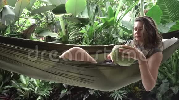 女人用椰子在吊床上休息视频的预览图
