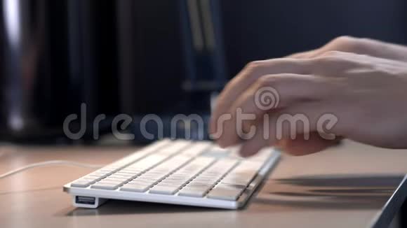 人手与智能手表关闭类型在桌面键盘在工作空间年轻的商人很乐意工作视频的预览图