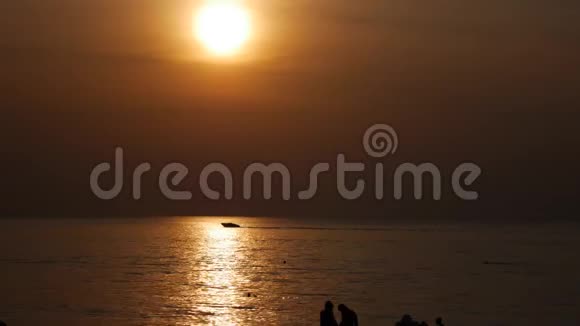 日落时在热带海滩进行降落伞活动平静的海水和带降落伞的海滩娱乐活动拖着一个视频的预览图