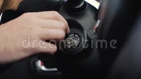 车内的人手里拿着点火钥匙发动汽车引擎视频的预览图