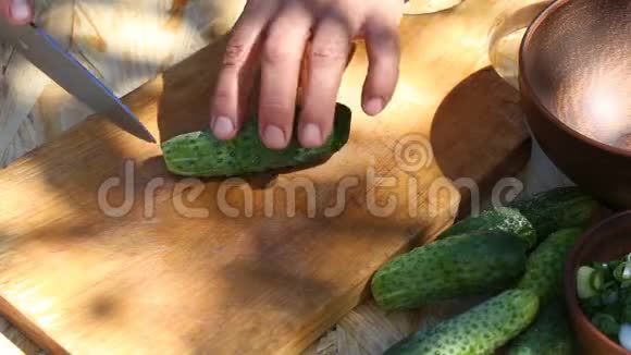 女性手在切割板上切黄瓜视频的预览图