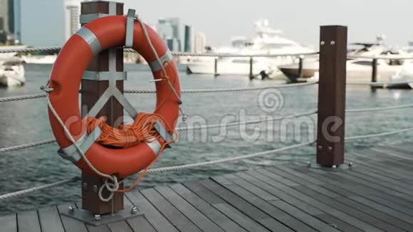 码头上有浮筒靠在海湾的豪华游艇上视频的预览图