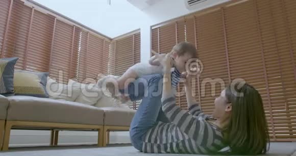妈妈和她的小儿子在家玩得很开心视频的预览图