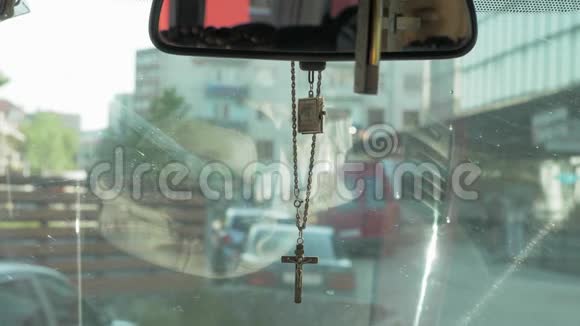 从车里的镜子上挂下来的十字架视频的预览图