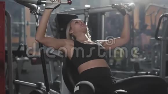 运动青年妇女在健身房锻炼健身器材视频的预览图