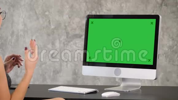 有视频通话的女人绿屏模拟显示视频的预览图