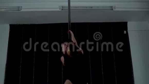 美丽性感的黑发女孩在钢管上跳舞视频的预览图