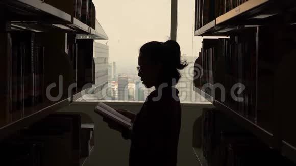 在图书馆看书的女人剪影视频的预览图