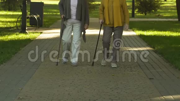 退休人员在公园里用棍子走路老年观念和老年关节炎视频的预览图