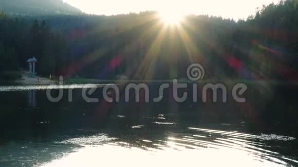 乌克兰喀尔巴阡山脉最大最美丽的湖泊锡尼弗湖景观视频的预览图