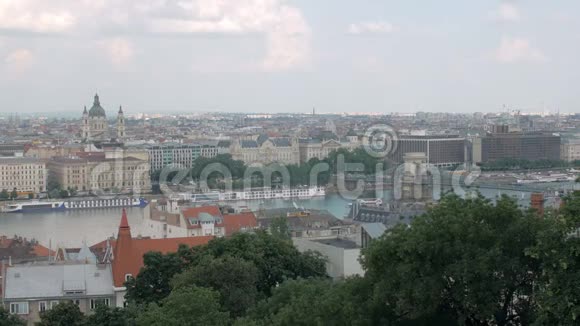 布达佩斯市区多瑙河上有一座古老的桥视频的预览图