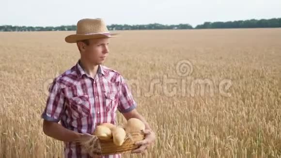 农夫走着麦田提着一篮子面包视频的预览图