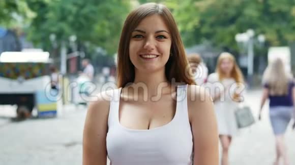 幸福女人的生活方式肖像微笑着看着街上的镜头视频的预览图