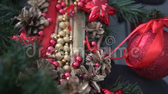 漂亮的圣诞冷杉树枝上装饰着视频的预览图
