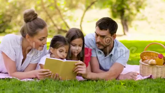 夏季公园野餐的家庭读物视频的预览图