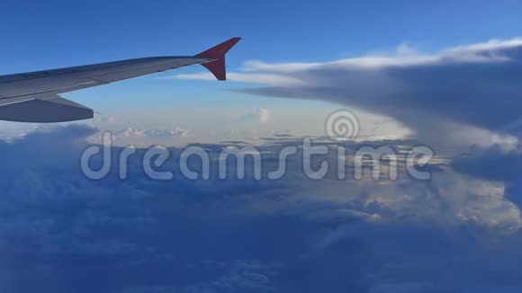 暴风云和部分机翼的飞机窗口视频的预览图