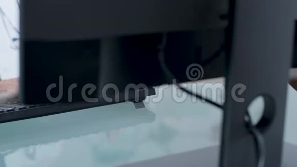 医生用手在电脑键盘上打字视频的预览图