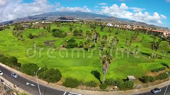 西班牙特内里费美丽的大高尔夫球场空中拍摄背景令人惊叹山和云视频的预览图