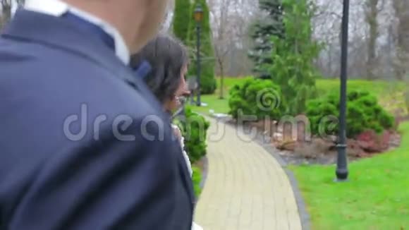 新郎新娘在公园里散步视频的预览图
