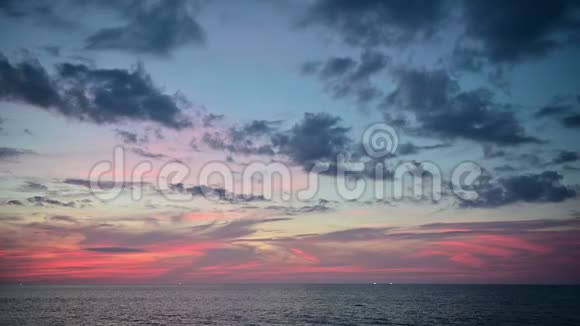 4K美丽的五彩缤纷紫色粉红色橙色蓝色的日落海洋视频的预览图