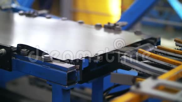 钢板在输送线上移动工业工厂加工金属视频的预览图