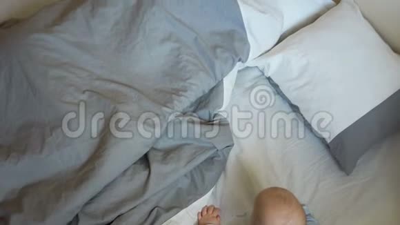 妈妈和宝宝早上在床上玩捉迷藏母亲头上盖着一条毯子孩子视频的预览图