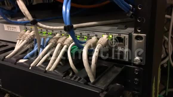 网络服务器塔网上电缆视频的预览图